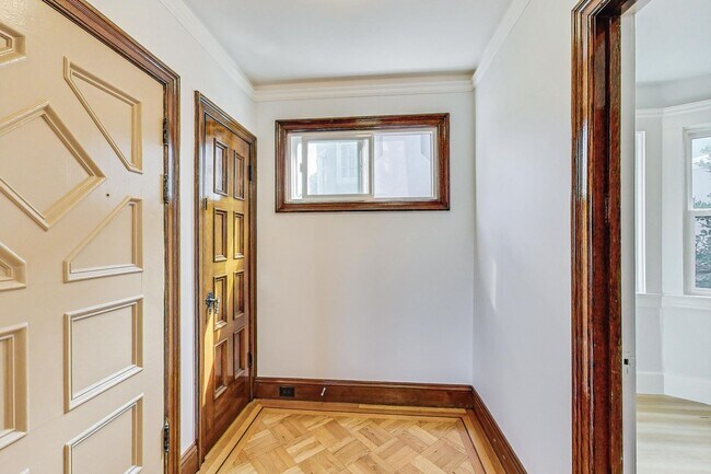 Building Photo - Introducing the Perfect Blend of Elegance and Comfort in San Francisco's Westwood Highlands!