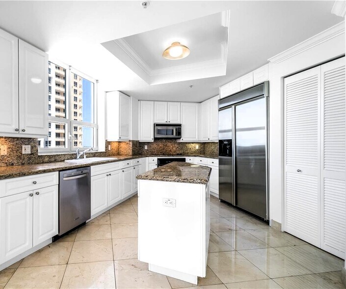 Building Photo - 848 Brickell Key Dr