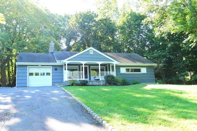 Building Photo - Newly Renovated 2 Bedroom