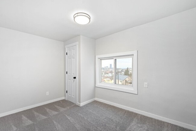 Building Photo - Stunning 4 bedroom home in Mt. Washington available January 2nd!