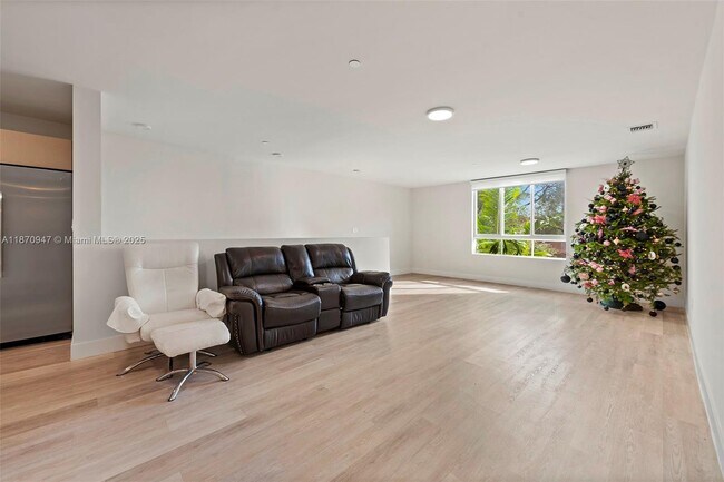 Building Photo - Distinctive 3-Bedroom Garden Villa in Aven...