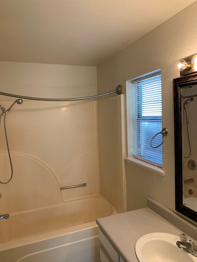 Building Photo - Great home near Shopping Centers!