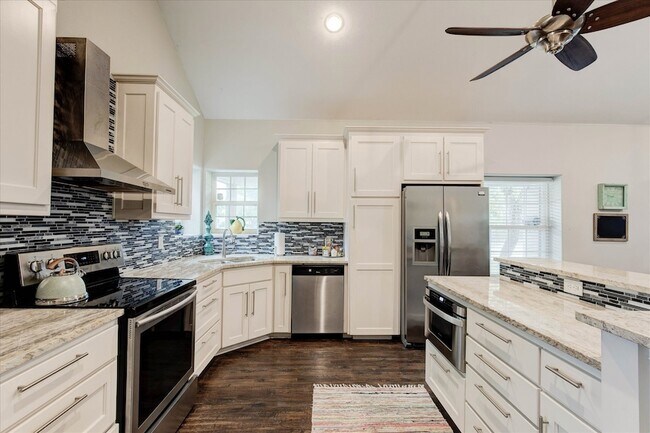 Building Photo - 2521 Benbrook Blvd