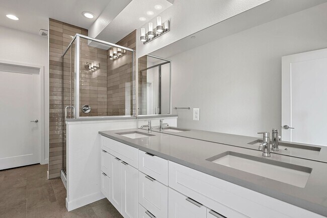 Building Photo - Last Townhouse Available! Beautiful Newer Build Close to Overlook Station