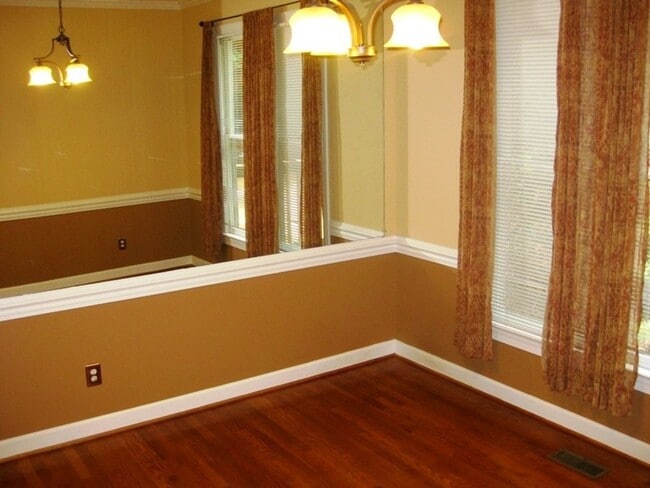 Building Photo - Pre-lease now for April!