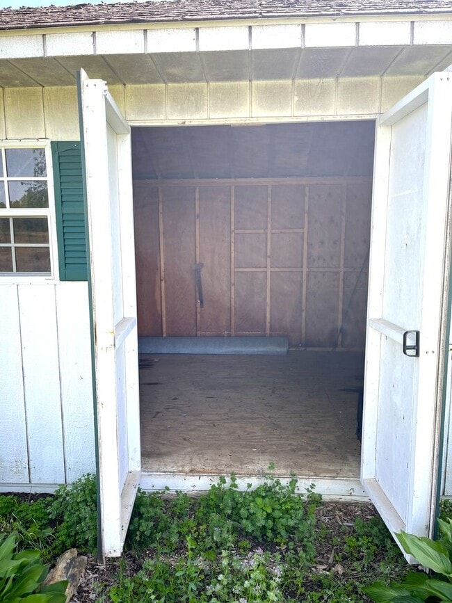 Building Photo - Spacious 3-Bedroom Farmhouse for Rent – Pe...