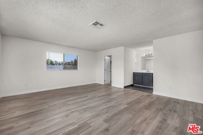 Building Photo - 7343 Comstock Ave