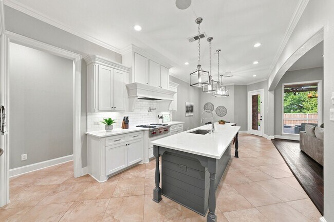 Building Photo - 1308 Cotulla Dr