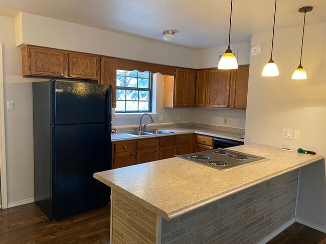 Building Photo - Come take a look at this nice 3 bedroom 1 1/2-bathroom home