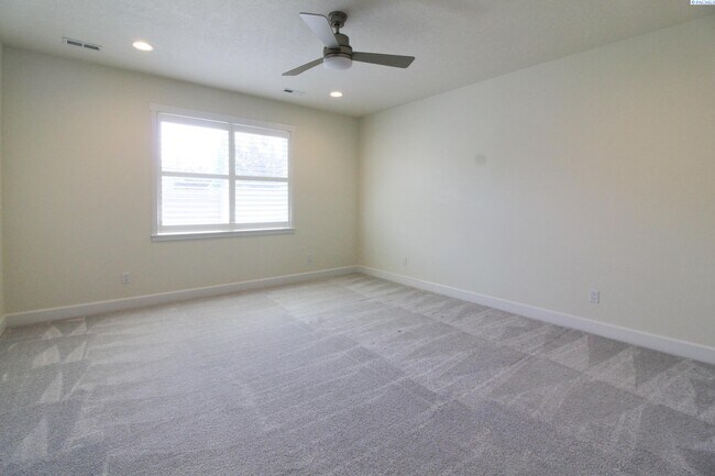 Building Photo - 3 Bed/2 Bath Kennewick Home with Office