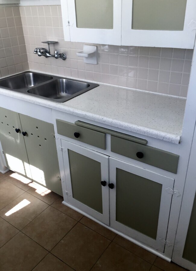 Building Photo - Beautiful cottage-like home. CONVENIENT TO UCSD MEDICAL!!!