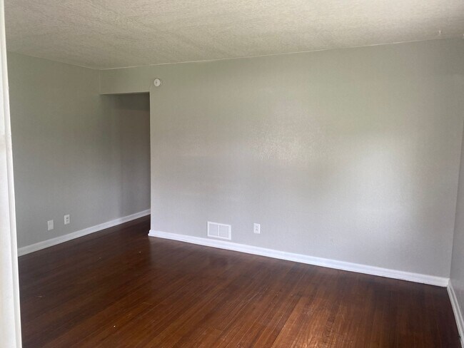 Building Photo - Move In Special offered 1 bedroom with 1 bath