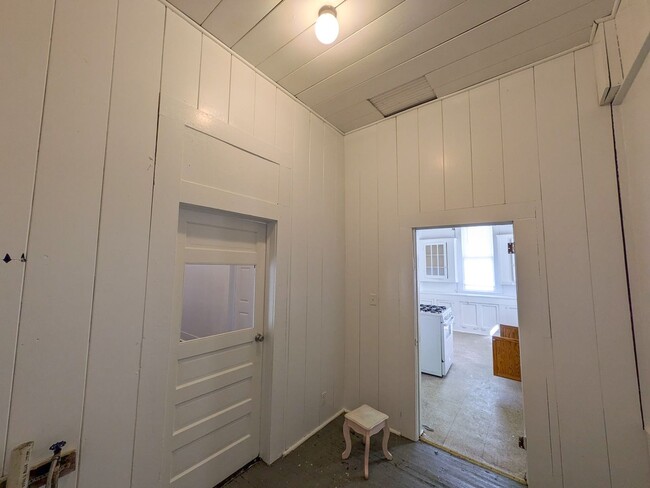 Building Photo - 1385 Long Ave