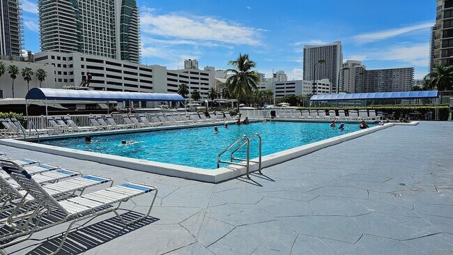 Building Photo - 400 Leslie Dr