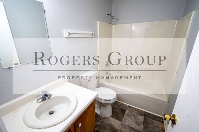 Building Photo - #233 - 100-102 Holly Ct Duplex