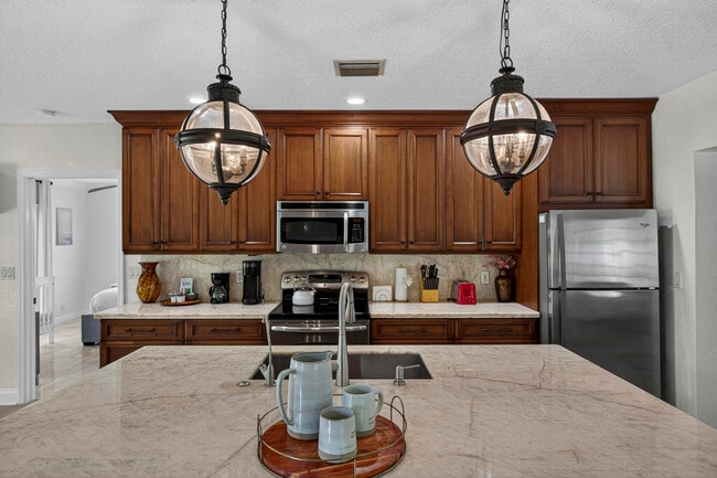 Building Photo - 510 NE 8th Ave