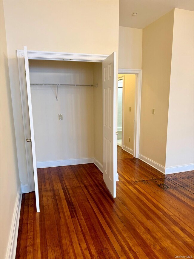 Building Photo - 337 Main St