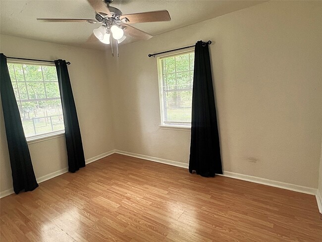 Building Photo - 560 Beverly Dr