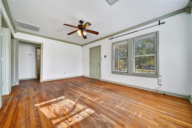 Building Photo - 1119 E Crosstimbers St