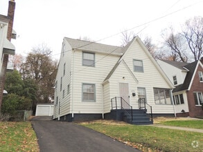 Building Photo - 3 Bed - 1.5 bath Colonial for Rent!