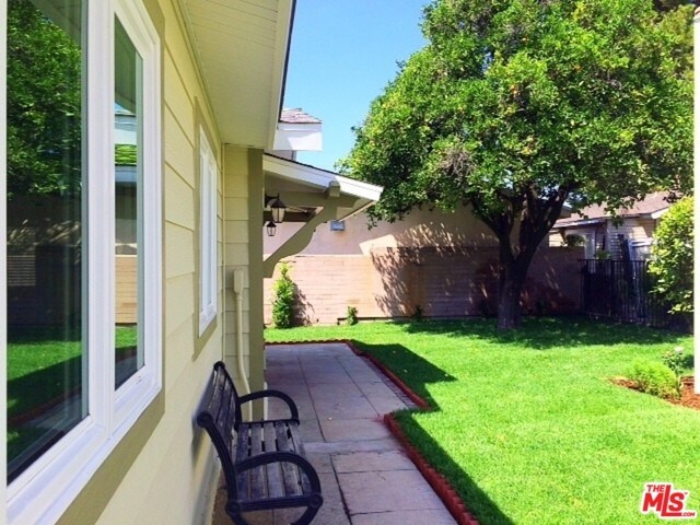 Building Photo - 1112 E Lexington Dr