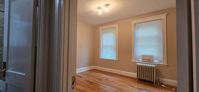 Building Photo - Short walk to Longwood! Steps to T! Large 1 bedroom w/Cute kitchen with eat-in alcove! (7/1)