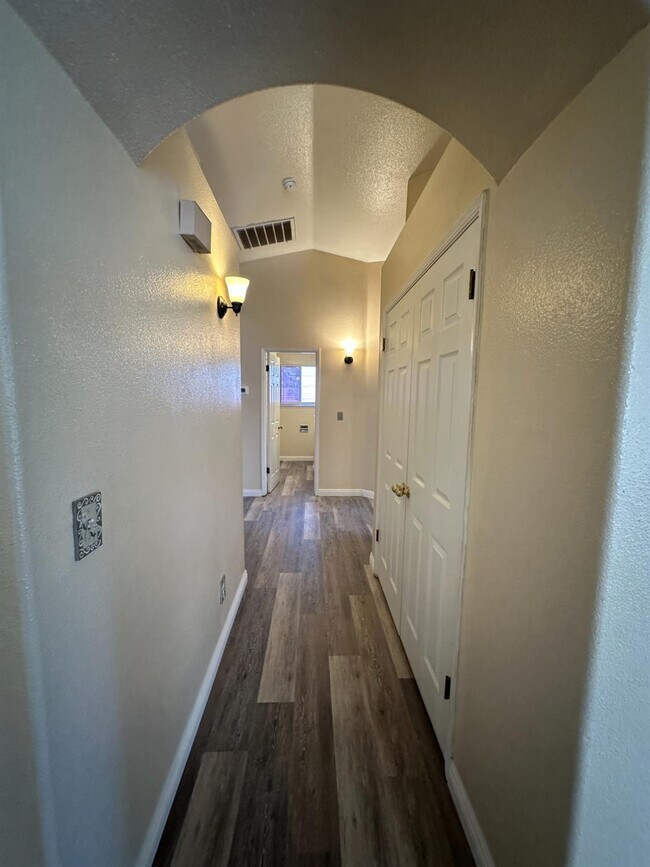 Building Photo - 5560 N Ellendale Ave