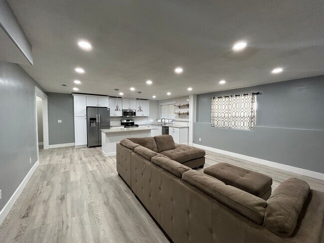 Building Photo - 221 780 E