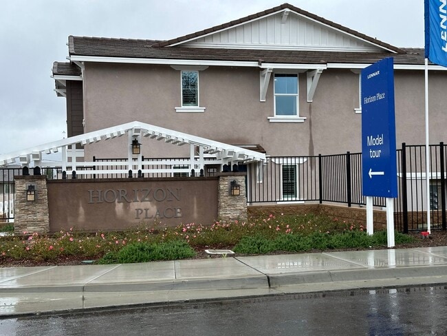 Building Photo - 1 Year Old Lenner 3 Bedroom + Loft Condo i...