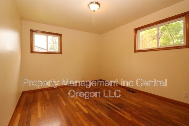 Building Photo - 1670 Yew St SE