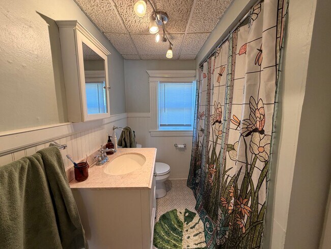 Building Photo - Charming Four Bedroom Home on SE Side!