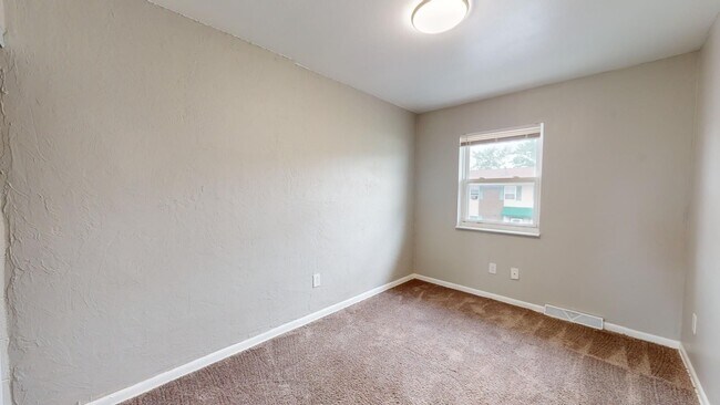 Building Photo - 3 Bedroom/1 bathroom renovated townhouse.