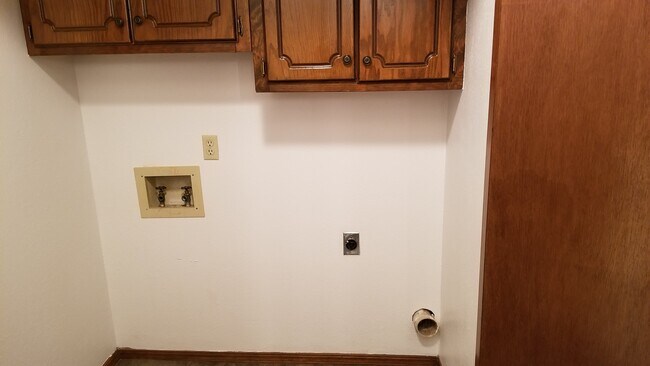 Washer/Dryer hookups - 910 Acacia Circle