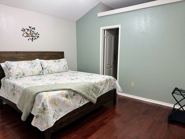 Building Photo - 105 Sky Country Dr