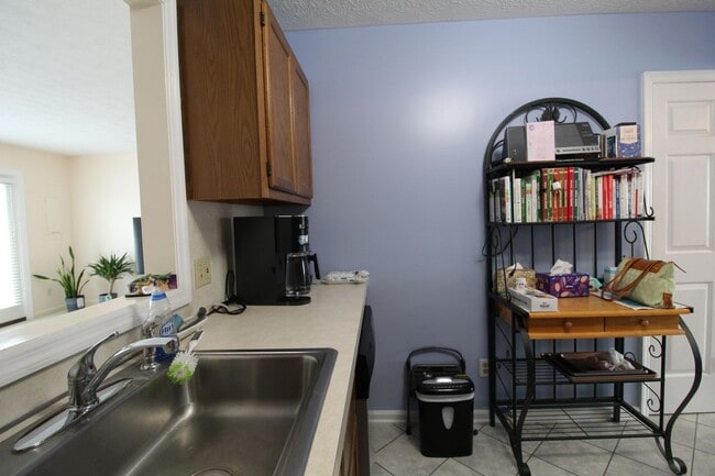 Building Photo - Charming 3-Bedroom Townhome for Rent with ...
