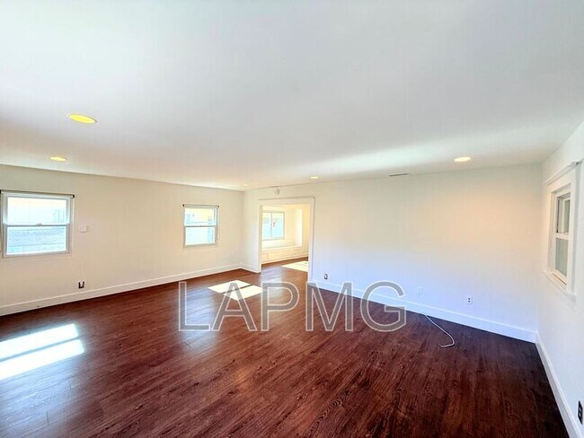 Building Photo - 4447 Lockwood Ave