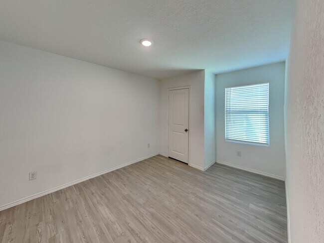 Building Photo - 116 Hollywood Dr