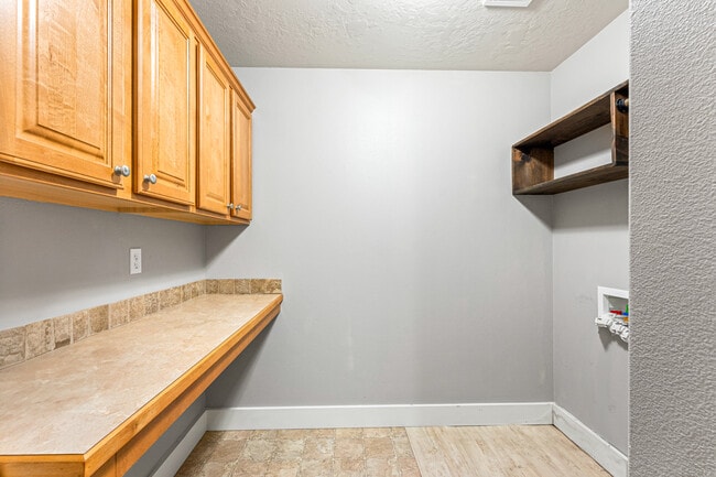 Building Photo - 987 N Knox Pl