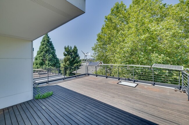 Building Photo - Beautiful 3 bedroom townhome in Leschi!