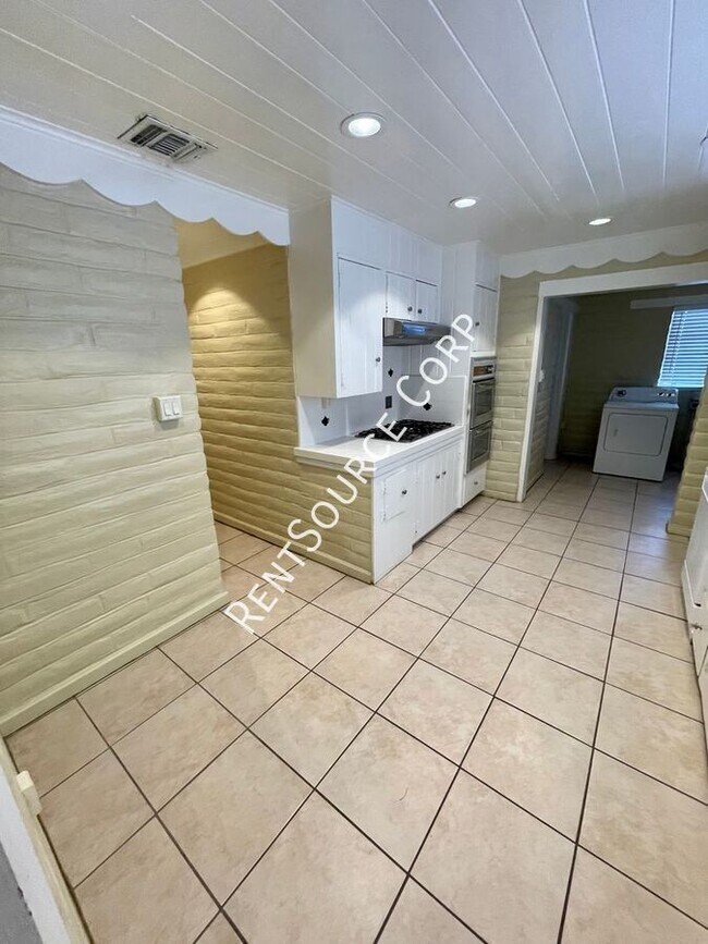 Building Photo - 1022 W Lancaster Blvd