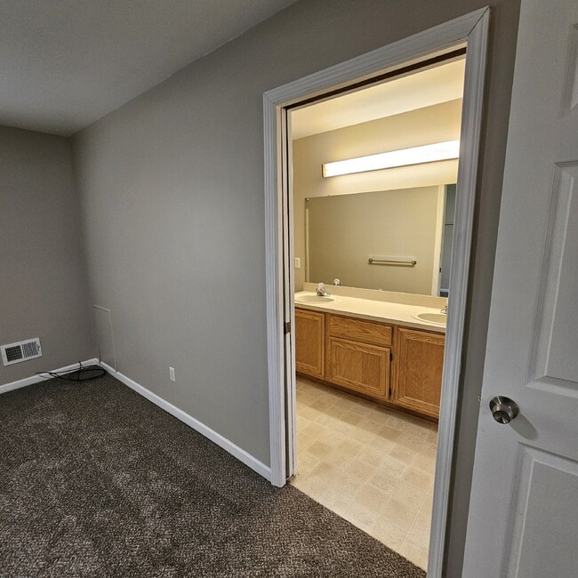 Building Photo - 3 Bed Ranch with New Carpet and Freshly Pa...
