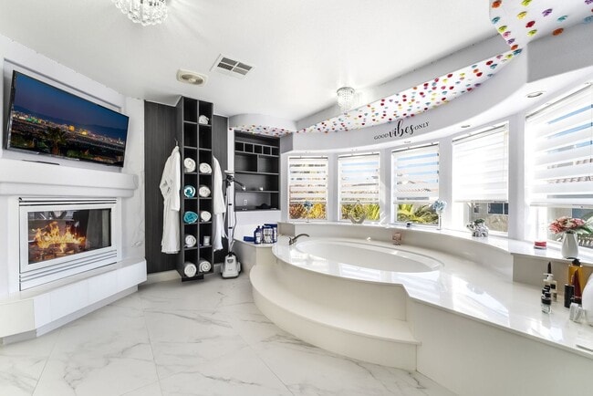 Building Photo - Luxury Living in Guard-Gated Royal Highlands!