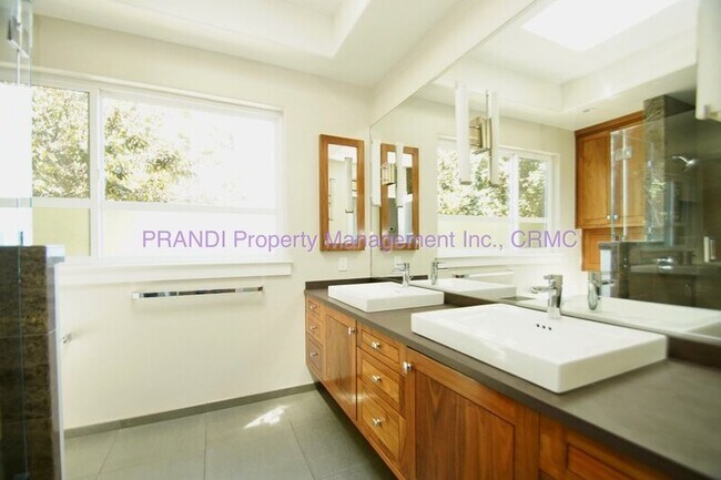 Building Photo - 317 Montecito Dr