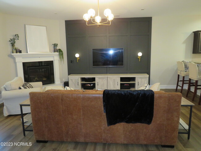 Building Photo - 425 Palisades Dr