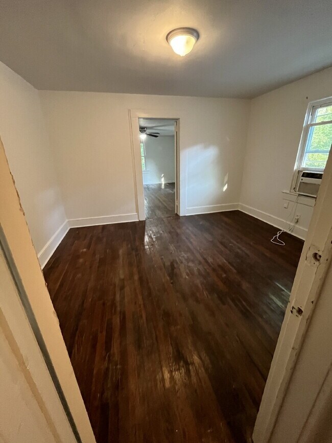 Building Photo - "Cozy 1 bed, 1 bath with Hardwood Floors – 922-A Hackett Street, Greensboro, NC!"