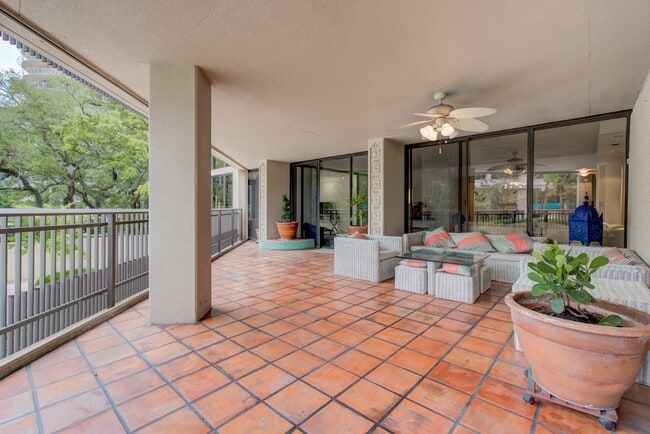 Building Photo - 2901 S Bayshore Dr
