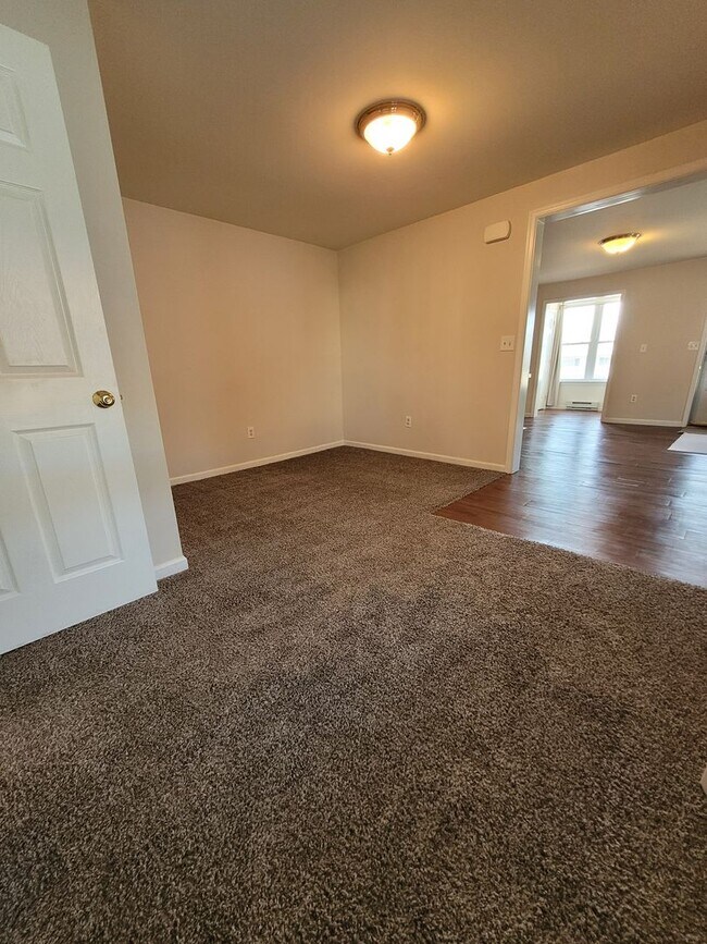 Building Photo - 984 W Main St