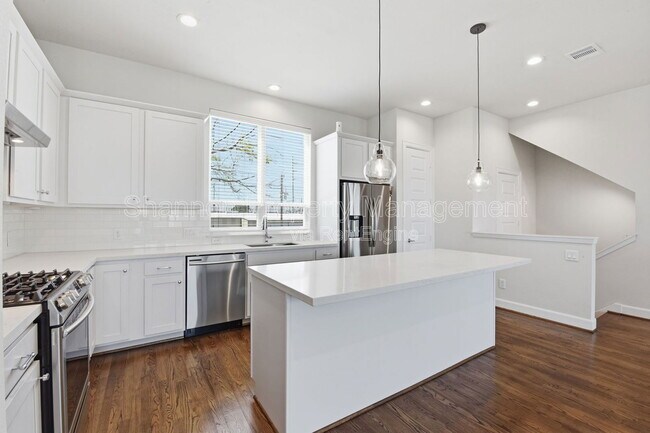 Building Photo - 3024 Charline