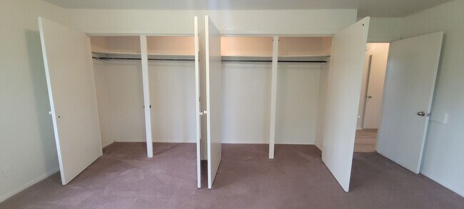 Building Photo - Huge 3 bedroom/1 bath upstairs apartment with Water, Gas Range and Refrigerator!