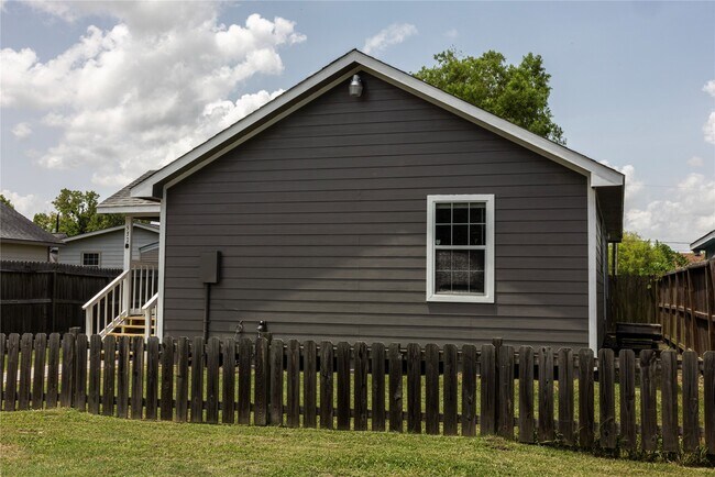 Building Photo - 537 Cottontail Dr